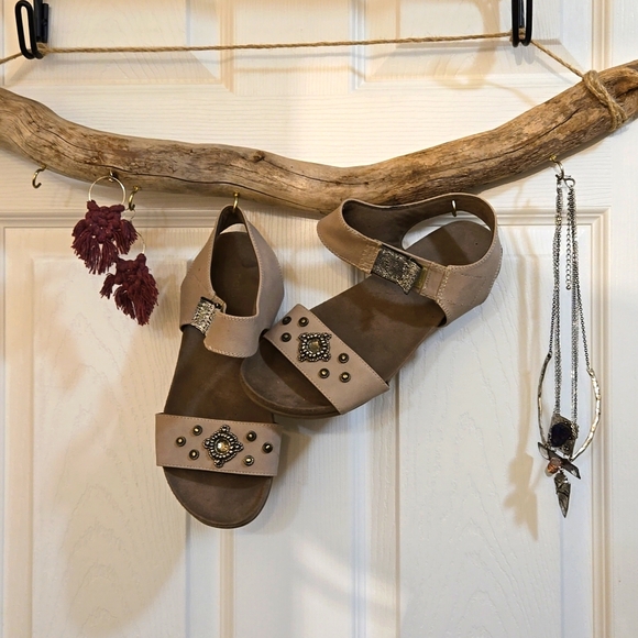3 for $20☢️Natural Soul-Sandals,7.5W,beige,decoratedsilver,brass, crystal beads. - Picture 1 of 9